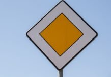 Нужно ли включать поворотник, если возвращаете по главной дороге: ответ есть в ПДД