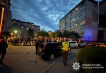 В Тернополе произошла массовая стычка между гражданскими и ТЦК: люди разгромили авто, есть пострадавшие (фото)