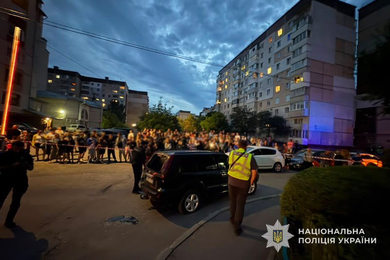 В Тернополе произошла массовая стычка между гражданскими и ТЦК: люди разгромили авто, есть пострадавшие (фото)