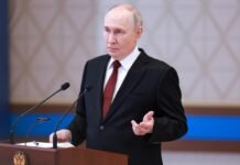 Хотел выглядеть грозным: Путин опозорился из-за одной неудачной фотографии