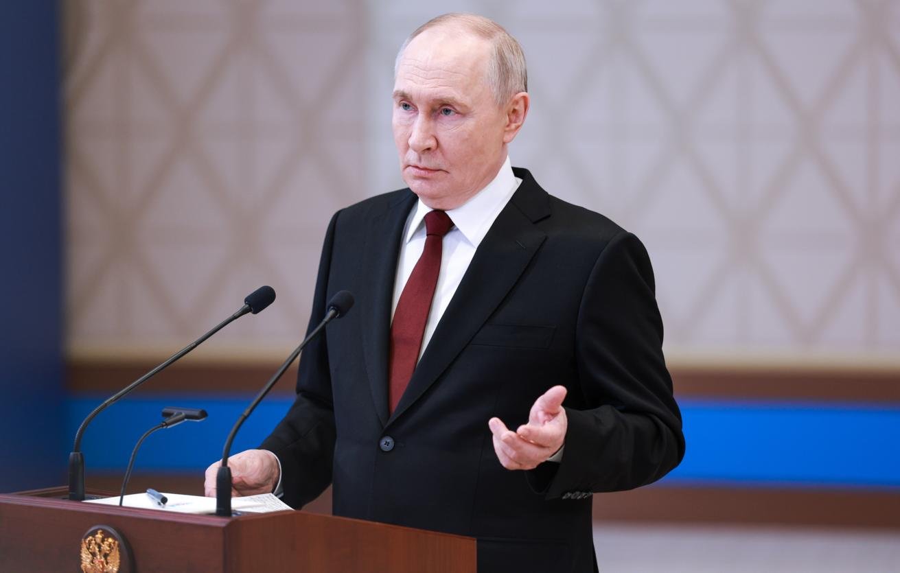 Хотел выглядеть грозным: Путин опозорился из-за одной неудачной фотографии