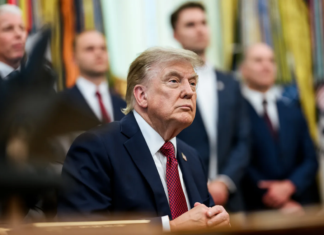 «Они объявят об этом мне»: Трамп опасается «реальной возможности» собственного импичмента — СМИ