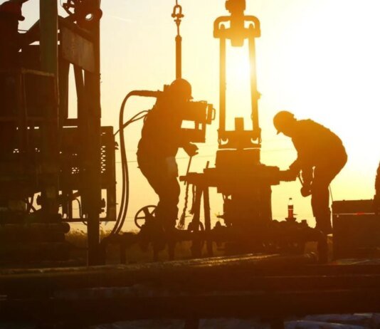 Нефть Brent превысила $82 после ударов Ирана в Ормузском проливе