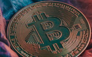 Биткоин движется к крупнейшему недельному росту за три года