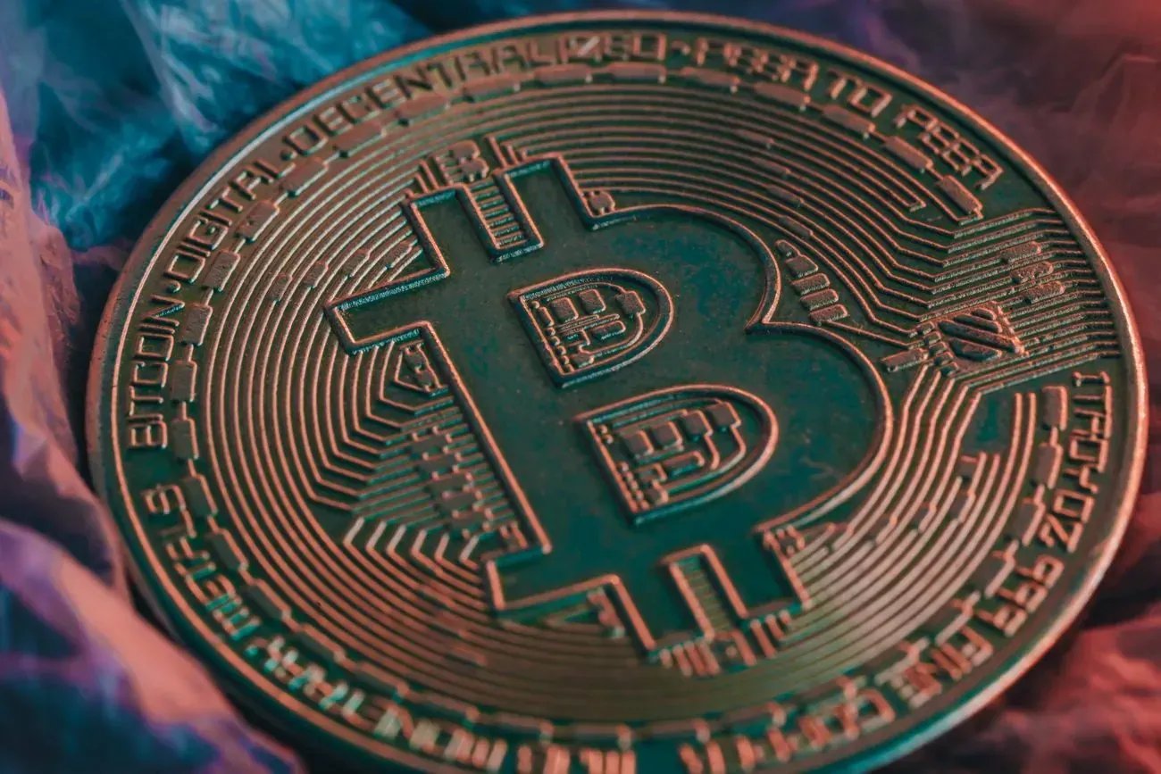 Биткоин движется к крупнейшему недельному росту за три года