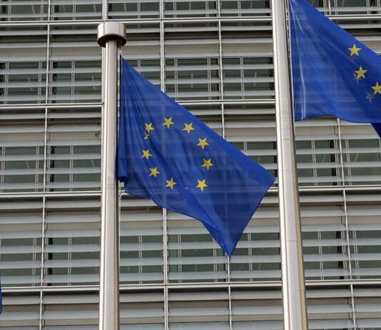 Еврокомиссия стремится помочь Венгрии и Словакии отказаться от российской нефти