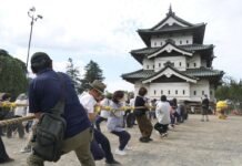 В Японии двигают целый замок: по метру в день (видео)