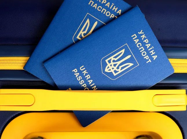 Налоговики смогут следить за выездами украинцев за границу