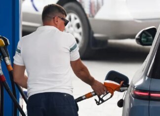В Красноярске перед визитом Путина резко упали цены на бензин и исчезли ограничения на его продажу — СМИ