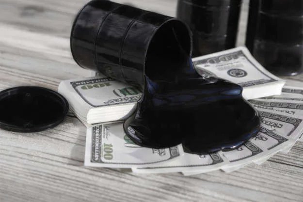Цены на нефть упали ниже 80 долларов за баррель