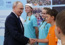 В России, куда бы ни приезжал Путин, цены на бензин падают — Le Monde