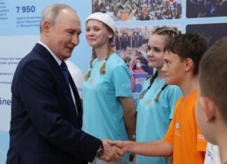 В России, куда бы ни приезжал Путин, цены на бензин падают — Le Monde