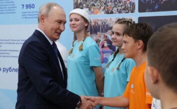 В России, куда бы ни приезжал Путин, цены на бензин падают — Le Monde