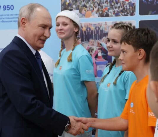 В России, куда бы ни приезжал Путин, цены на бензин падают — Le Monde
