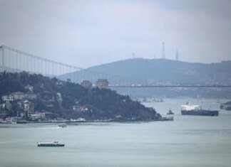 Турция возобновила пропуск судов через проливы в Чёрное море — Bloomberg