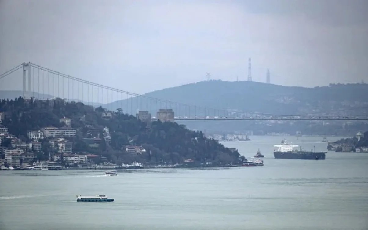 Турция возобновила пропуск судов через проливы в Чёрное море — Bloomberg