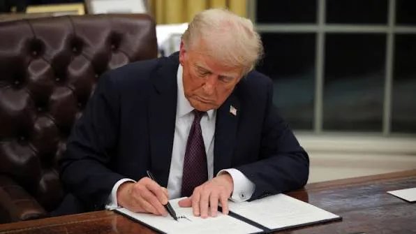 Трамп продлил на 90 дней разрешение иностранным судам перевозить нефть между портами США