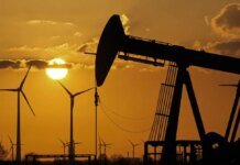 Нефть несколько снижается на фоне переговоров Омана и Ирана по вопросу Ормузского пролива — Reuters