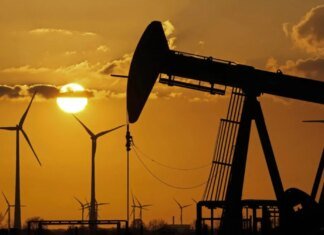 Нефть несколько снижается на фоне переговоров Омана и Ирана по вопросу Ормузского пролива — Reuters