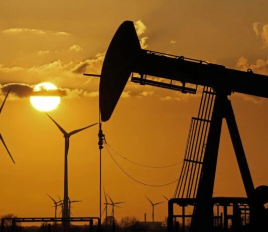 Нефть несколько снижается на фоне переговоров Омана и Ирана по вопросу Ормузского пролива — Reuters