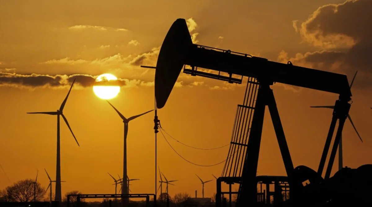 Нефть несколько снижается на фоне переговоров Омана и Ирана по вопросу Ормузского пролива — Reuters