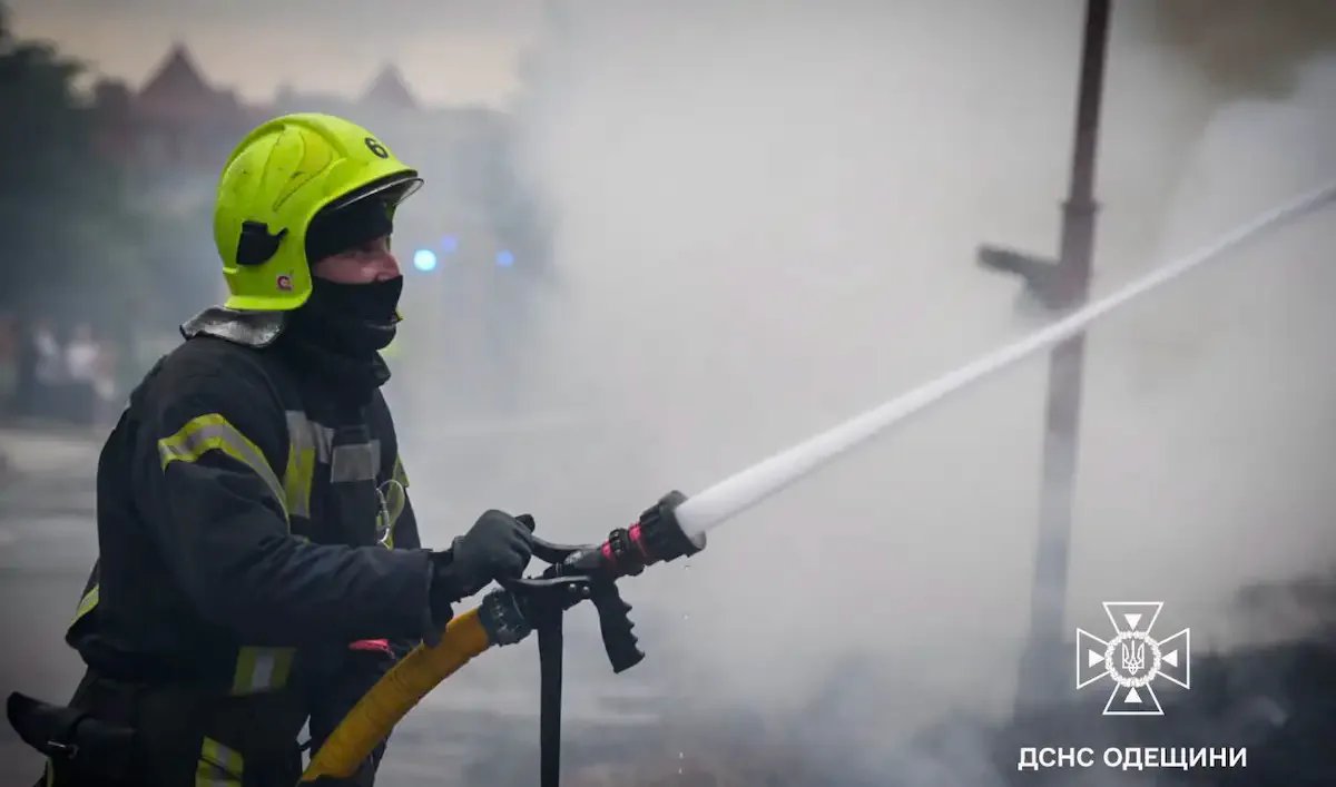 рф атаковала портовую инфраструктуру Одесской области: повреждено иностранное судно, 4 пострадавших