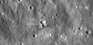 NASA показало кратер на Луне после падения обломка ракеты SpaceX