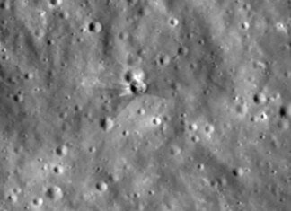 NASA показало кратер на Луне после падения обломка ракеты SpaceX