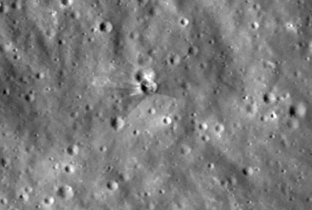 NASA показало кратер на Луне после падения обломка ракеты SpaceX