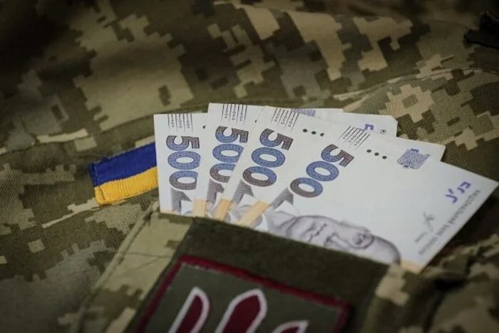 Зарплаты и боевые выплаты военных в 2026 году: кто и на какие суммы может рассчитывать