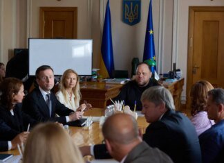 Корецкий обсудил с лидерами парламентских фракций и групп бюджетные вызовы на 2026–2027 годы