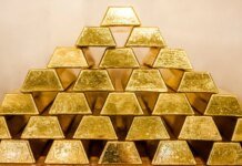 Золото достигло 3-месячного максимума на фоне слабого доллара