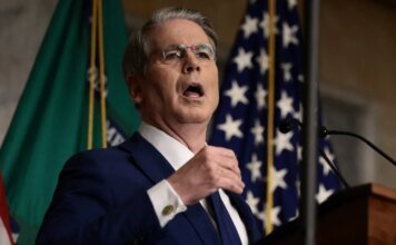 Бессент не ответил, готовы ли США ввести санкции против китайских банков