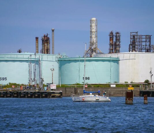Нефть Brent подскочила на 1,6% почти до $90 за баррель из-за обострения на Ближнем Востоке