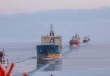 Прячут от дронов: РФ собрала в Арктике флотилию танкеров, которые будут прорываться через льды