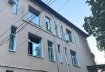 Россия ударила по территории детской больницы в Киеве, образовалась большая воронка (фото)