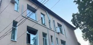 Россия ударила по территории детской больницы в Киеве, образовалась большая воронка (фото)