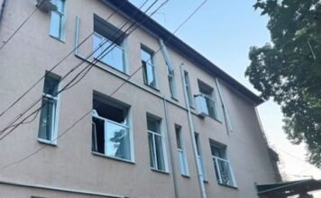 Россия ударила по территории детской больницы в Киеве, образовалась большая воронка (фото)