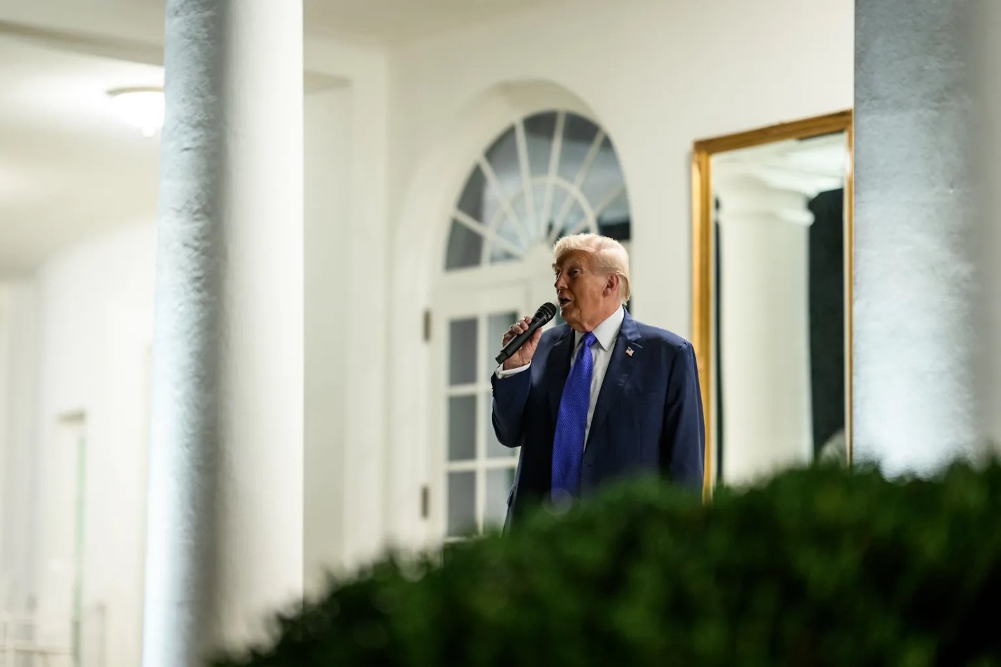 «Не знаем, хотим ли мы этого»: Трамп в очередной раз назвал Ормузский пролив территорией США (видео)