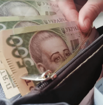 С 1 сентября повысят зарплаты учителей и стипендии: кто и сколько будет получать