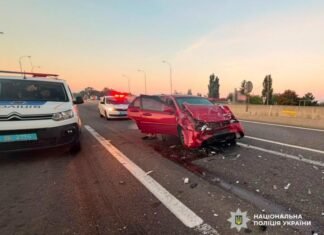 Уснул и влетел в грузовик: в Одесской области ДТП оставило трех человек в больнице