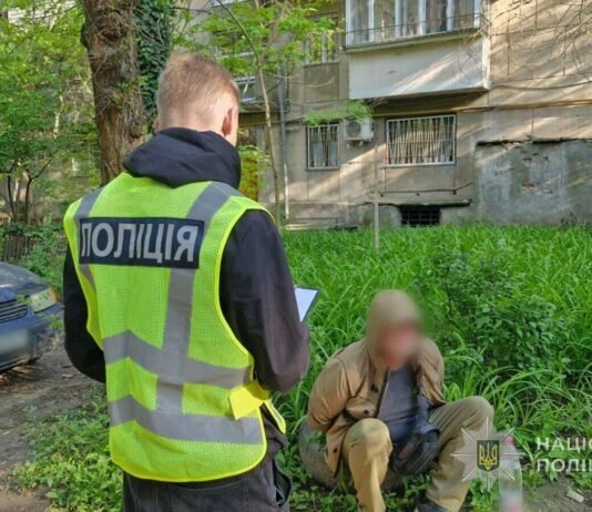 Каннабис, пистолет и 11 патронов: в Одессе разоблачили наркоторговца с большим запасом