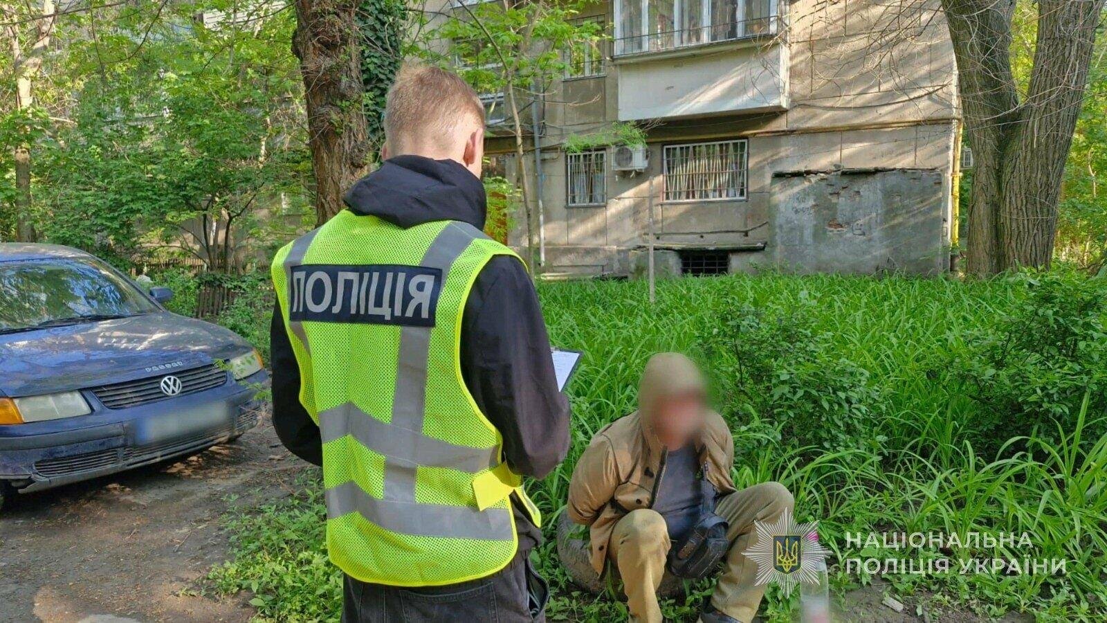 Каннабис, пистолет и 11 патронов: в Одессе разоблачили наркоторговца с большим запасом