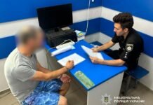 В центре Одессы вспыхнул Nissan: полиция задержала подозреваемого в поджоге