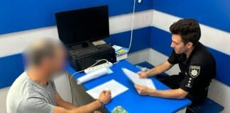 В центре Одессы вспыхнул Nissan: полиция задержала подозреваемого в поджоге