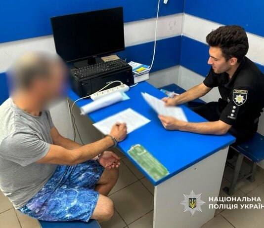 В центре Одессы вспыхнул Nissan: полиция задержала подозреваемого в поджоге