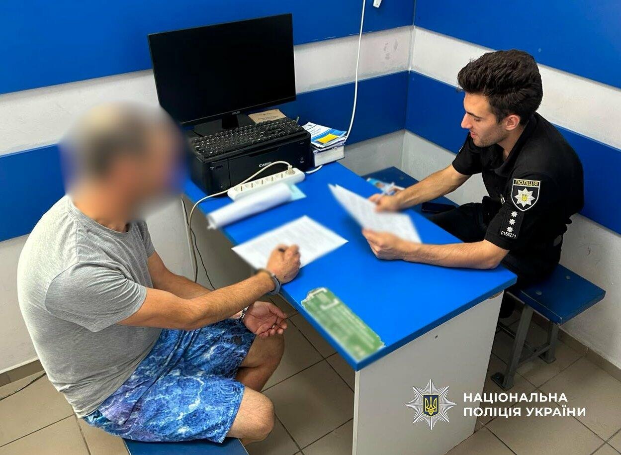 В центре Одессы вспыхнул Nissan: полиция задержала подозреваемого в поджоге