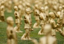 В Австрии с выставки похитили более 200 статуэток Моцарта