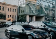 Их выпустили всего 3252: в Киеве заметили доступного конкурента BMW M5 от Lexus (фото)