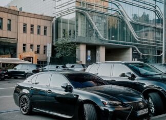 Их выпустили всего 3252: в Киеве заметили доступного конкурента BMW M5 от Lexus (фото)